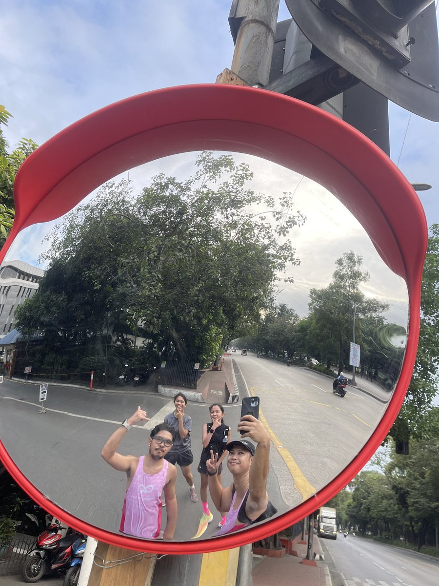 patrickishere's tweet photo. Blooms Run Club nabaliw nanaman, nag 12km warm up run bago mag gunstart yung 3km na Pink Run 😂 Mga batak na blooms! https://t.co/fSyRK9n3cj
