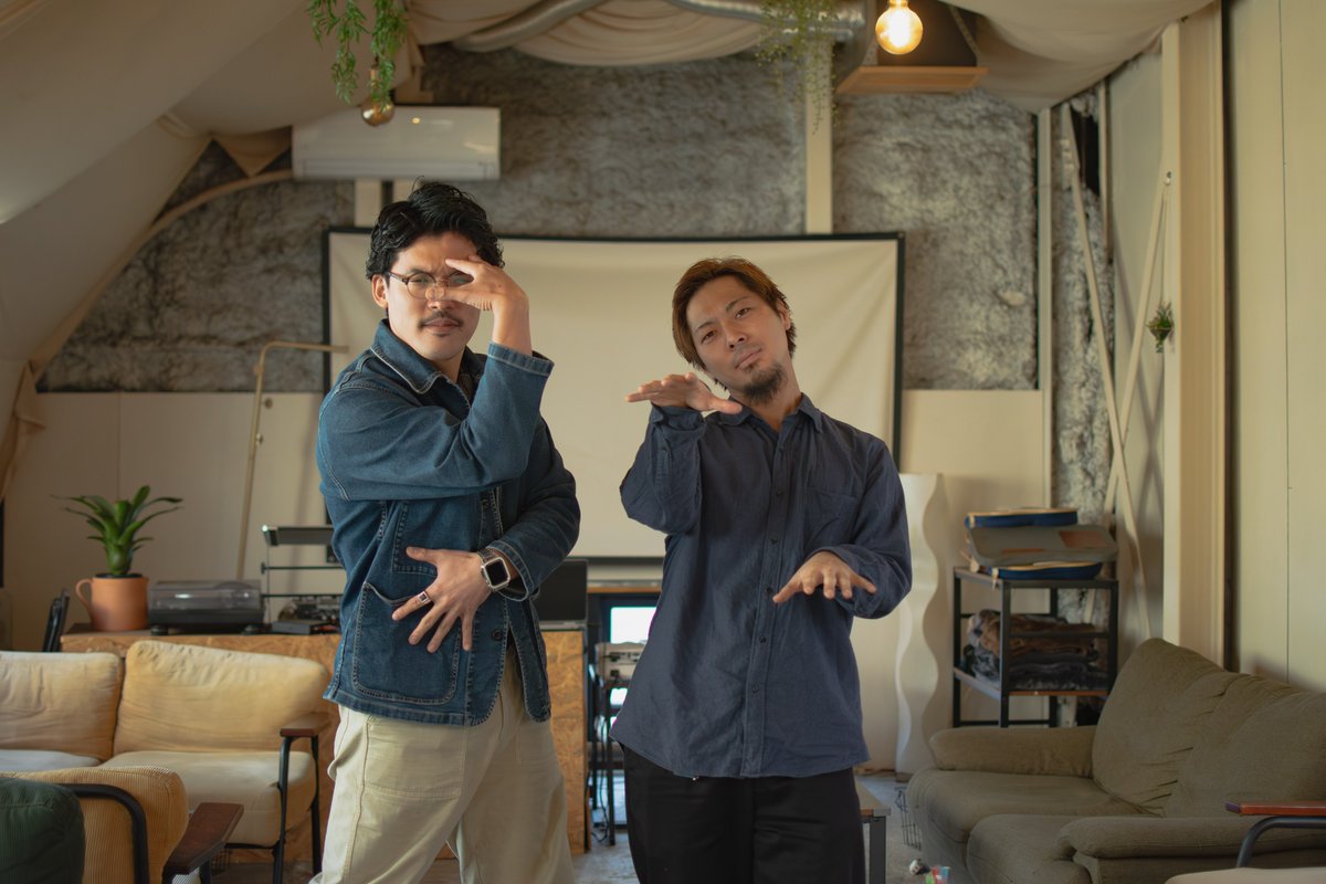 shishatimesJP's tweet photo. 港区にある自然体で過ごせる大人の隠れ家｜Shisha Cafe&Bar SU
@SU_Shisha 
@SU_Root_shisha 
@aaaaandU @ssgm_moc 
"『Shisha Cafe&Bar SU（スウ）』は、田町・三田駅から徒歩5分の慶応仲通り商店街内の大人のお店が多いビルの最上階にある。

店内は、ナチュラルな白を基調とした温かい雰囲気で、肩肘を張らずにリラックスして過ごせる。

Breaker でイベントMCの「ししがみ」さんと、Locker でイベントオーガナイザーの「森のアンドゥー」さんという多才な2人が作り上げた、自然体で自由に過ごせる『SU』の魅力を伺った。
（続きはこちら）https://t.co/VxOw0YEBWZ

 #シーシャ #三田シーシャ #田町シーシャ #東京シーシャ #JSTシーシャ @atarshisha