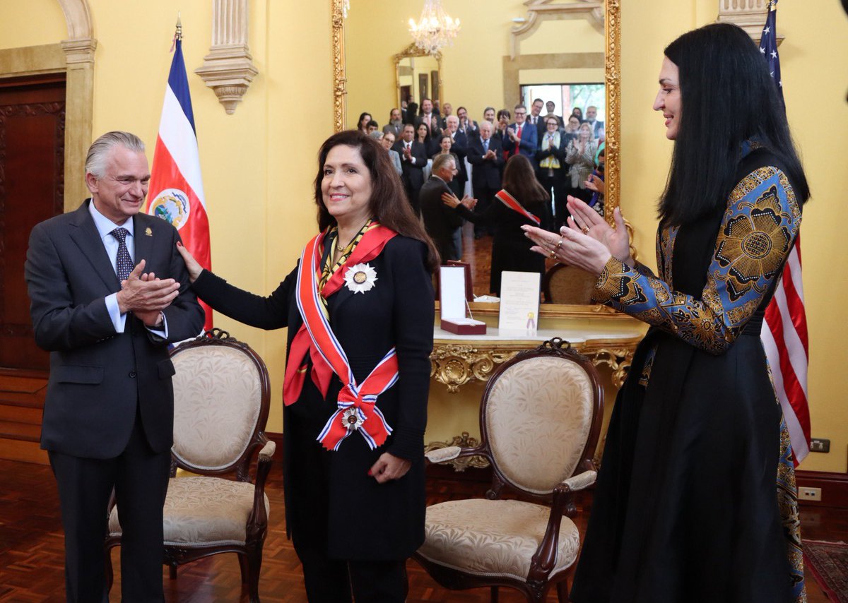 Cancillería Costa Rica 🇨🇷 (@crcancilleria) on Twitter photo El canciller de la República, Dr. <a href="/arnoldoandre/">Arnoldo Andre Tinoco</a> impuso la condecoración de la Orden Nacional Juan Mora Fernández en el grado de Gran Cruz Placa de Plata, a la embajadora de los Estados Unidos de América <a href="/DrCynthiaTelles/">Cynthia Telles</a> al concluir su misión diplomática en Costa Rica. El canciller de la República, Dr. <a href="/arnoldoandre/">Arnoldo Andre Tinoco</a> impuso la condecoración de la Orden Nacional Juan Mora Fernández en el grado de Gran Cruz Placa de Plata, a la embajadora de los Estados Unidos de América <a href="/DrCynthiaTelles/">Cynthia Telles</a> al concluir su misión diplomática en Costa Rica.