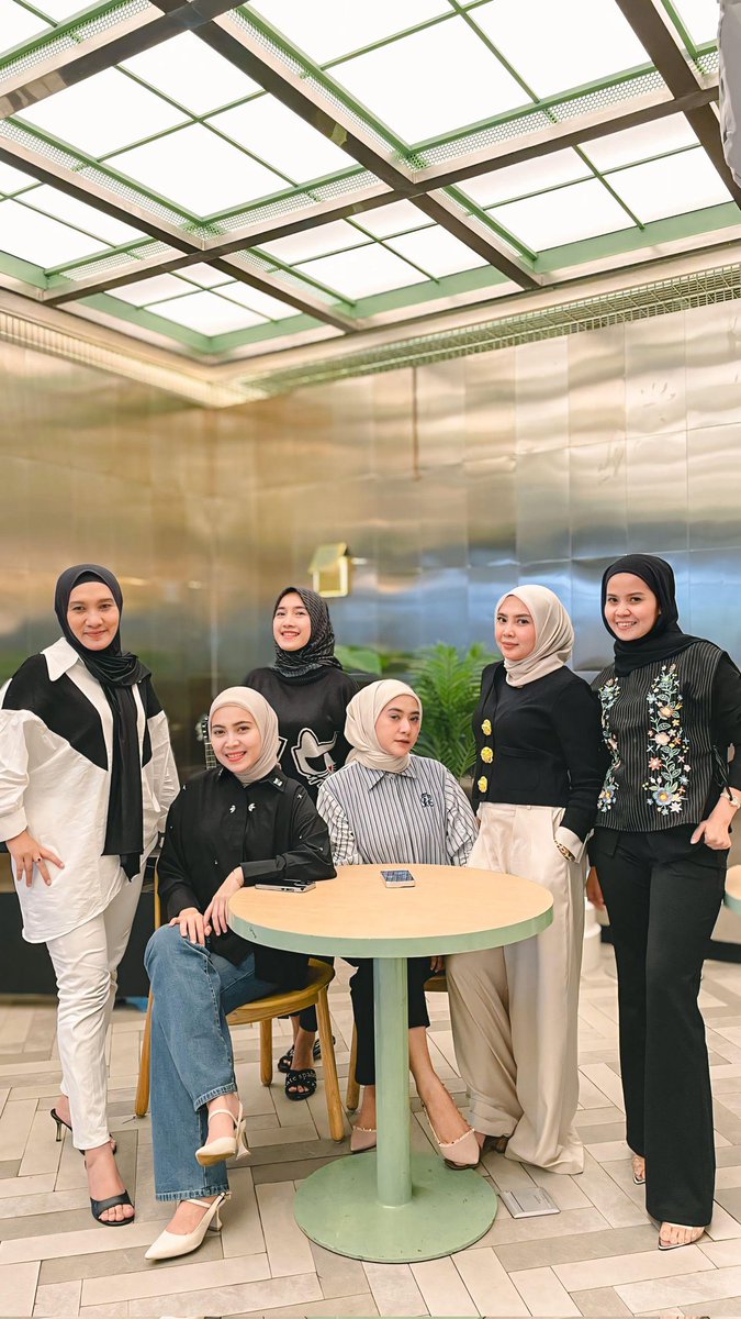 Selebgram Hits 2025
di cek sekarang deh, ini itu produknya best seller banget dan di endorse oleh para influencer. 
instagram.com/nces_nina