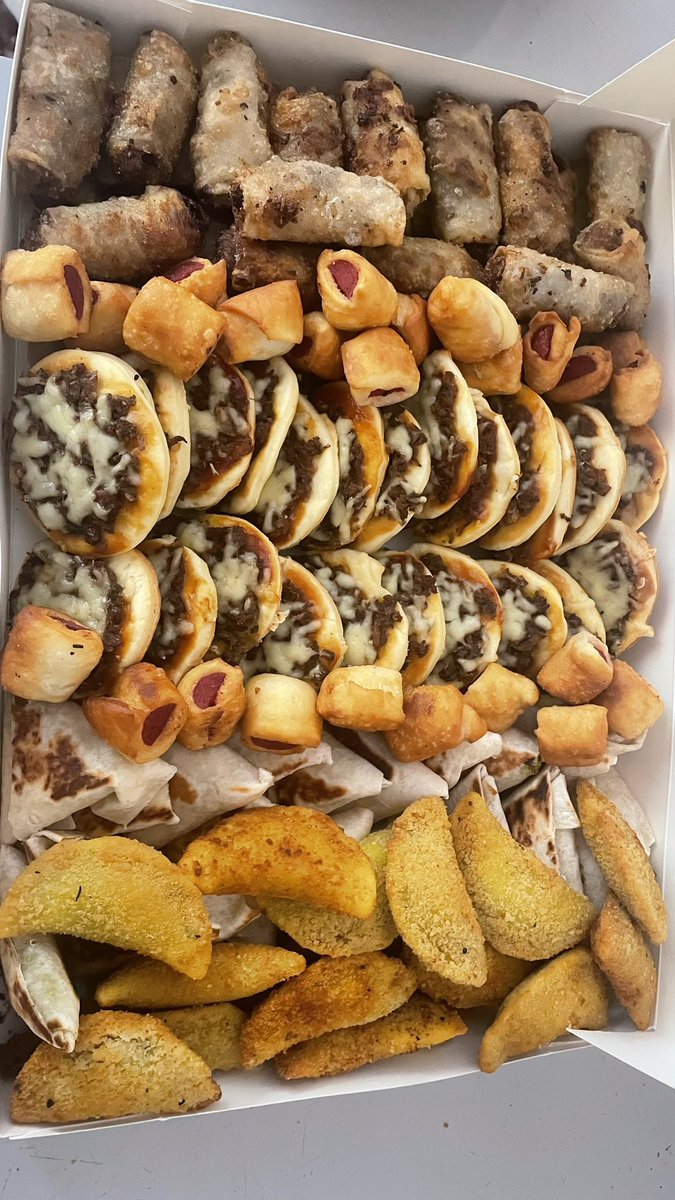 Maou_lee's tweet photo. Elle a décidé de faire des nems et rissoles pour demain. Venez acheter svp ngen diapp si business bi!! 
Loumouy diay nexx na tei yomb na
#Rtapprécié https://t.co/gxUsuRyDpw