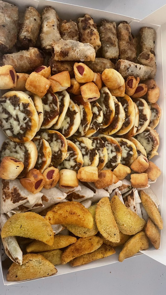 Maou_lee's tweet photo. Elle a décidé de faire des nems et rissoles pour demain. Venez acheter svp ngen diapp si business bi!! 
Loumouy diay nexx na tei yomb na
#Rtapprécié https://t.co/gxUsuRyDpw