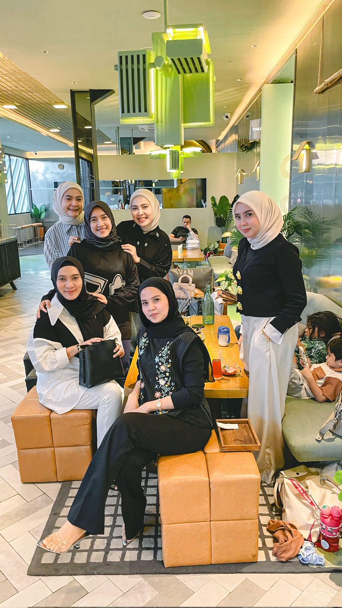 Selebgram Hits 2025
Dalam hitungan hari langsung laris manis, produk best seller yang paling trend 
instagram.com/lailanirmala611