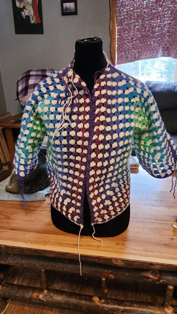 Wenchasaurous31's tweet photo. Working hard today 🥹 Goal is to have it finished this weekend 💕🤞🏼

#knottykreations #crochet #handmade #sweaterweather #blessed #redheartyarn #fiberart #yarn #yarnaddict #yarnmagic #stitcher https://t.co/SyMSKont4k