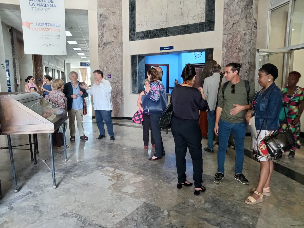 BiblioNacCuba's tweet photo. @ahsjovenescuba @bjm_arte @ZBNCJM @OmarValinoCedre @ILLdeCuba La Biblioteca Nacional de Cuba José Martí, como sede del agasajo, se sumó al homenaje con una exhibición de libros del prestigioso escritor en las vitrinas del vestíbulo.
#ILLcumple60 #ACuL #BNCJM https://t.co/r0bSRjcegm