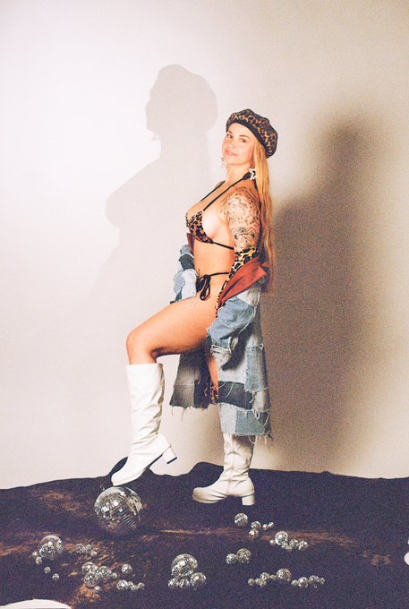 Watch Sarah Vandella's leaked NSFW photo on TwXstars