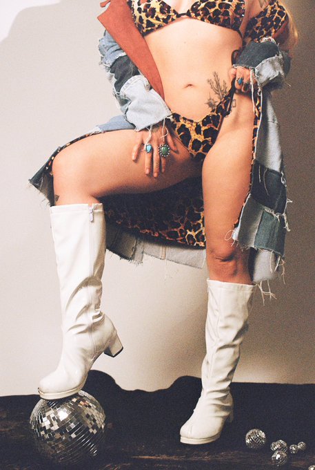 Watch Sarah Vandella's leaked NSFW photo on TwXstars