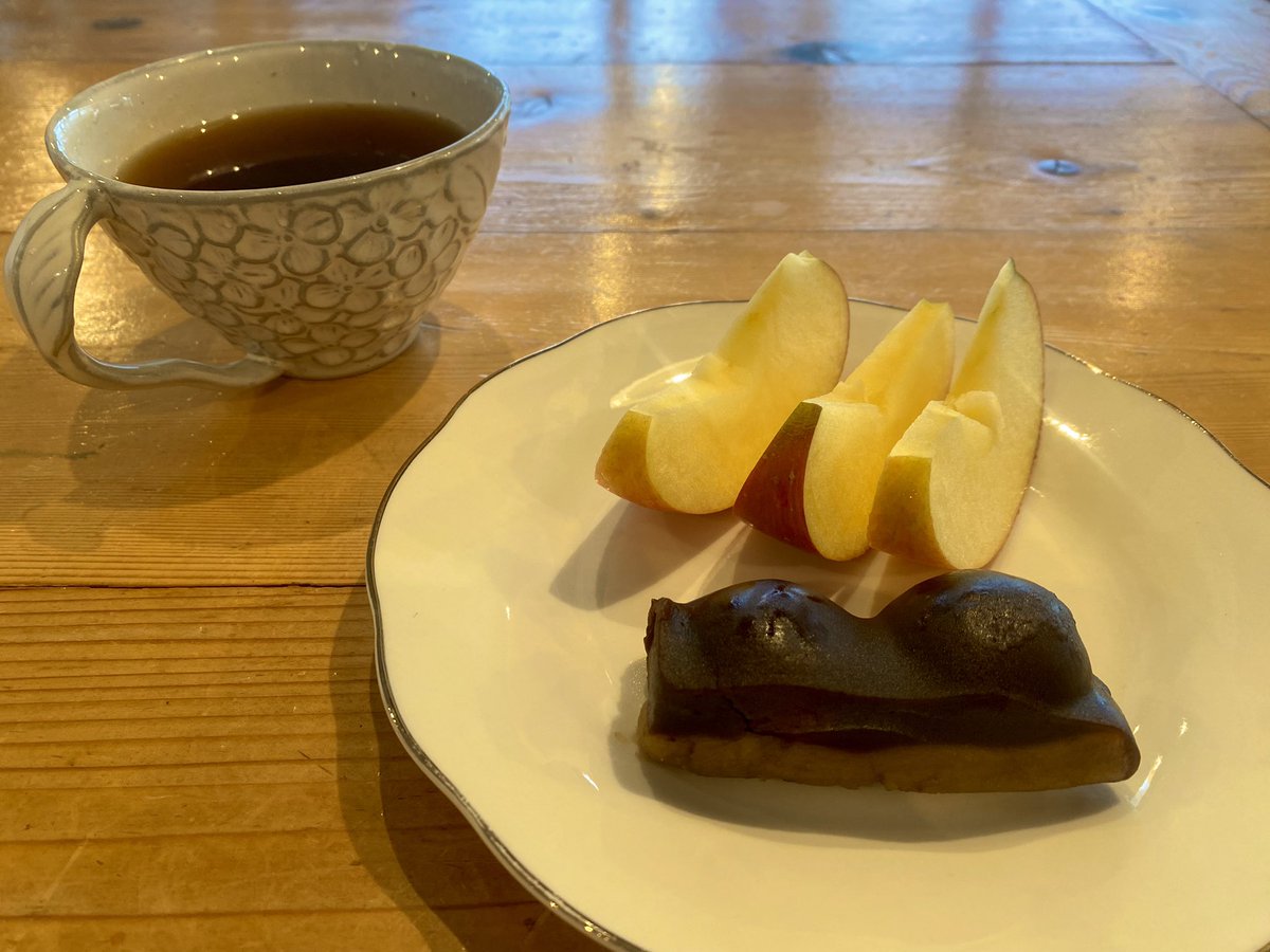 初めて食べる栗利久🌰
優しい甘さの栗ペーストに丸ごと和栗が乗ってその上に甘さ控えめの黒糖羊羹でバランスよく仕上げられた栗好きには堪らない一品でした…
私の中での栗スイーツランキング上位にランクインさせよう。