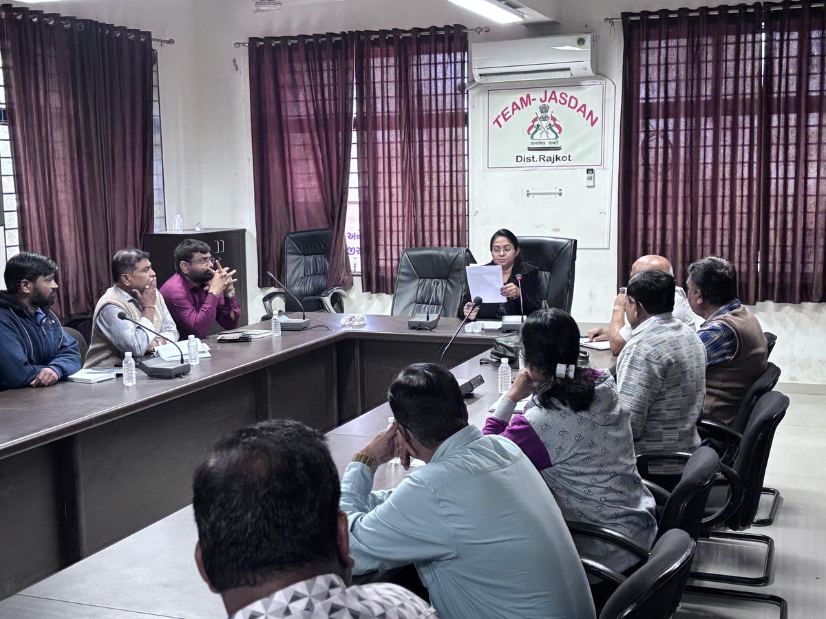 SDMJasdan's tweet photo. આજરોજ આગામી પ્રજાસત્તાક પર્વ ની ઉજવણી નિમિતે સંકલન ના તમામ અધિકારીઓ સાથે બેઠક કરી સુચારુ ઉજવણી થાય એ પ્રકારનું આયોજન કરવામાં આવ્યું.@CollectorRjt @DDORAJKOT1 @InfoGujarat @CMOGuj https://t.co/N6woEKh4bu