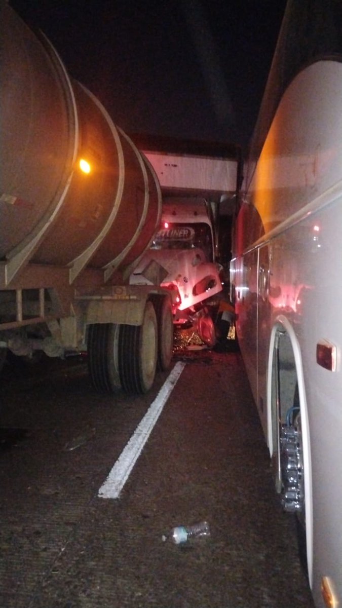 <a href="/CAPUFE/">CAPUFE</a>  Se reporta una carambola en el km 78 dirección CDMX coordenadas 19.95160980979686, -99.40433607720608, un trailer golpeó y hay una pipa de has cerca. Nos pueden apoyar a dar información. Tenemos a compañeros ahí