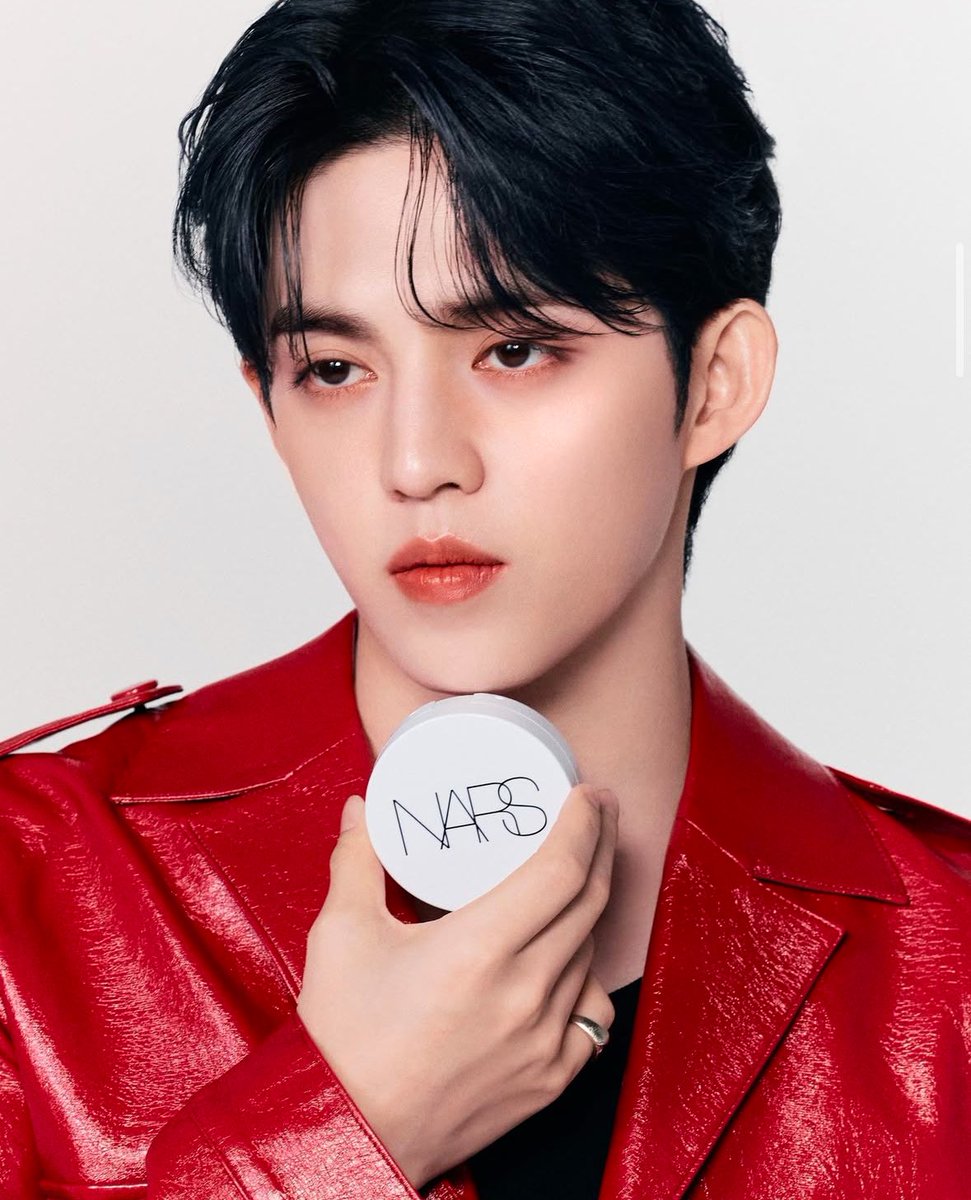 LOSTCOUPS's tweet photo. 에스쿱스의 로맨틱 데이팅 메이크업 룩🍒

로즈빛 베이스의 스윗키스로 눈가에 로맨틱 한 스푼, 
피치 에프리콧 블러쉬 체리쉬로 두 볼에 수줍음 한 스푼, 
로즈 티 브라운 컬러의 립으로 완성하는 Lovely cherish 메이크업 룩

하,,, 남자 메이크업 룩 글에 수줍음 러블리 체리쉬 있는거 왤케좋음 https://t.co/1QWZjh8Qo7