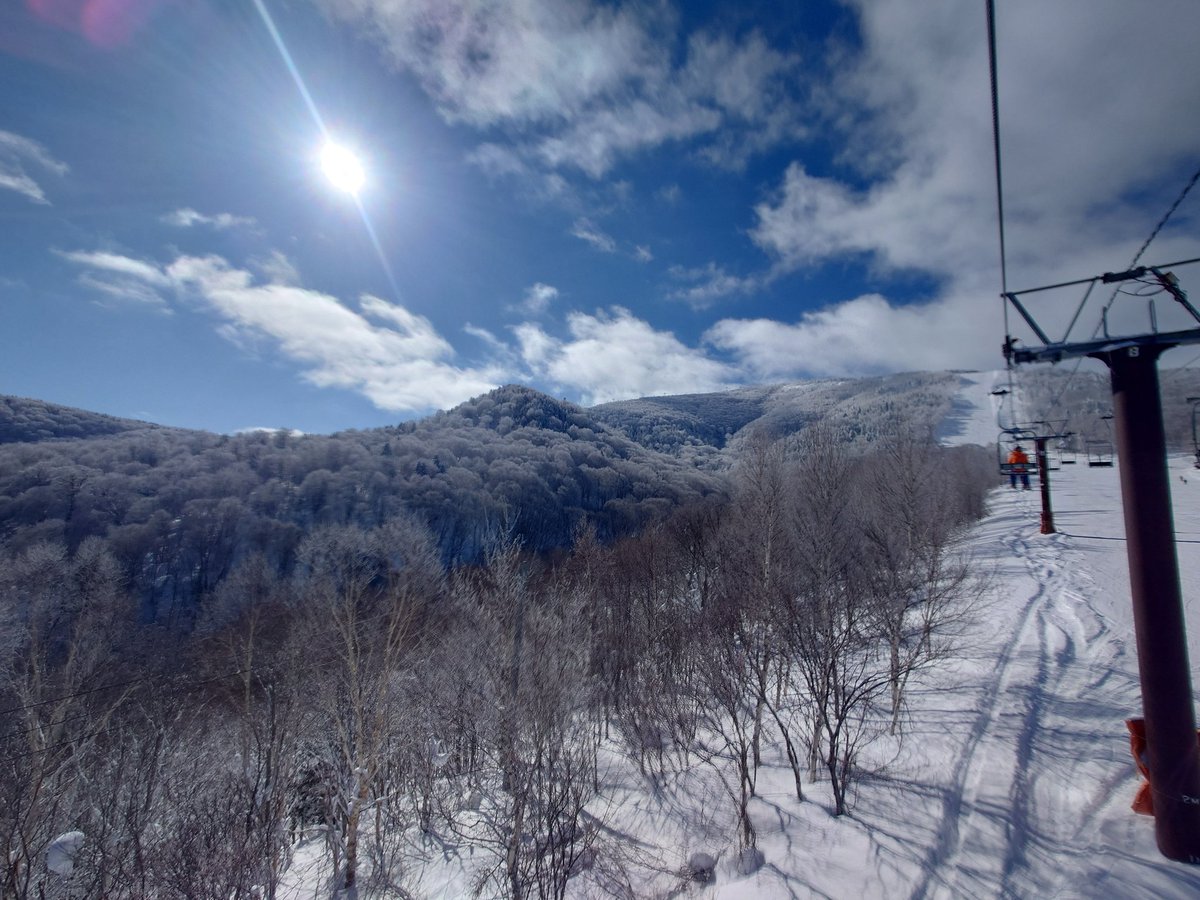 Rphous_M's tweet photo. 何だかんだで滑走12日目🏂
志賀高原天気良くなって景色最高🙌
カービングの練習もだけど全部楽しむぜ💪 https://t.co/J06A4RTSgR