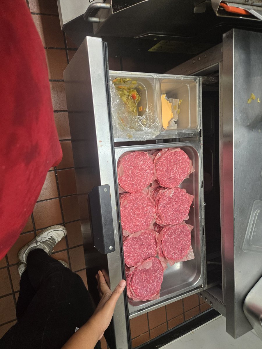 TCracking77's tweet image. Ok im 100% sure this health  violation can someone let me know  so don't get any sick