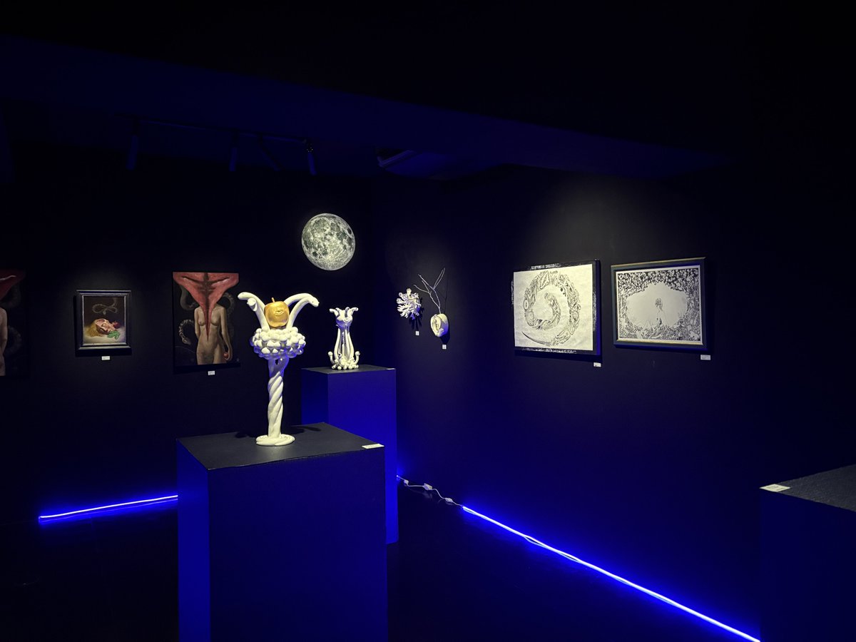 salomechief's tweet image. 本日18日(土) 14:00頃から在廊予定です
お待ちしてます🌝

『はじまりの物語』
美術實驗室夜
1/10(金)〜26(日)
12:00〜20:00
※金土日のみ

出展作家
菅原優 / 水のさとし/ Zohre miha / musubu_uta / 渡邊光也