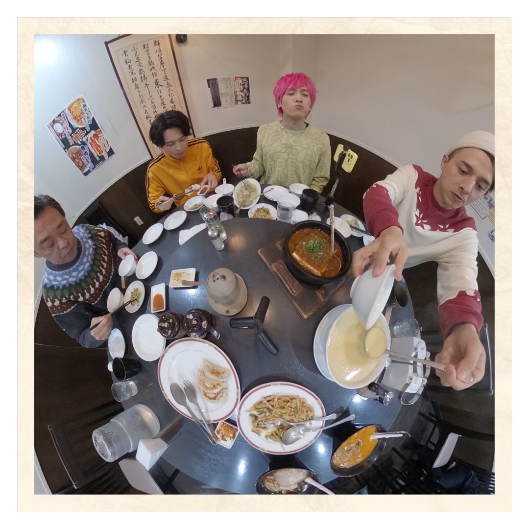 meshidora_ntv's tweet photo. #SixTONES #松村北斗 と
#光石研 がメシドラに参戦！🚗

松村北斗念願の「黒焼きそば」を探して町中華へ…
濃厚担々麺やど真ん中しょうゆらーめんにも大興奮🍜

大白熱！お支払いをかけた
中華料理店カードバトルも！🍥🔥

#兼近大樹 #EXIT #満島真之介 #メシドラ
#グルメ #ドライブ #旅行 https://t.co/2QVpSwuHnu