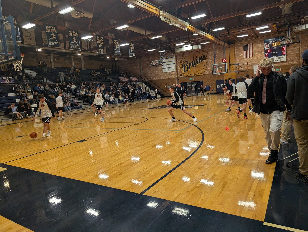 jfitzgerald52's tweet photo. Checking in from Twin Falls as the Bruins host Jerome in the Battle of the Bridge. Twin Falls looking to go 2-0 in Great Basin Conference play. https://t.co/4wRWHXg0Pc