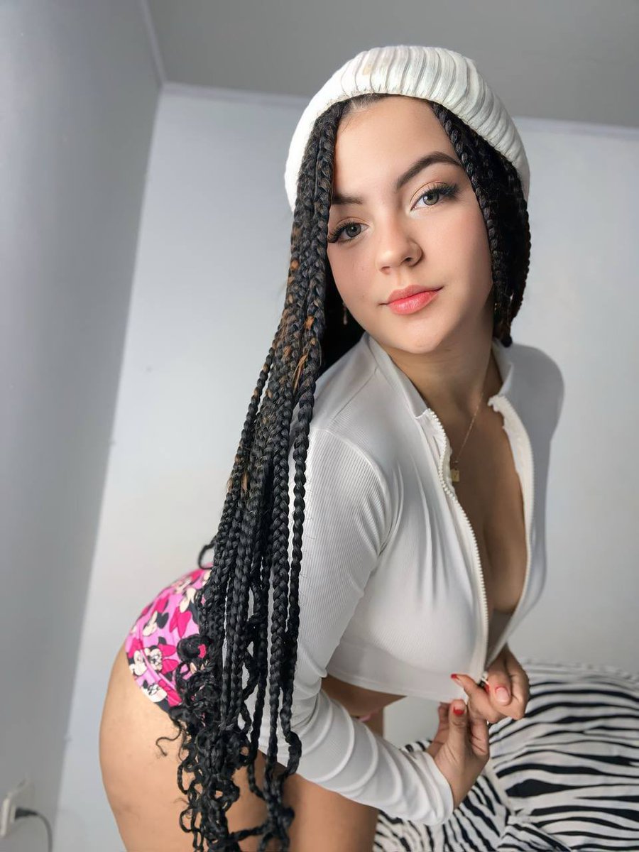 Valentiinarossi's tweet photo. El blanco resalta el color de mis ojos 👀 
¿Les gusta? 

https://t.co/ZhAimxoluk https://t.co/YDcilzvI6B