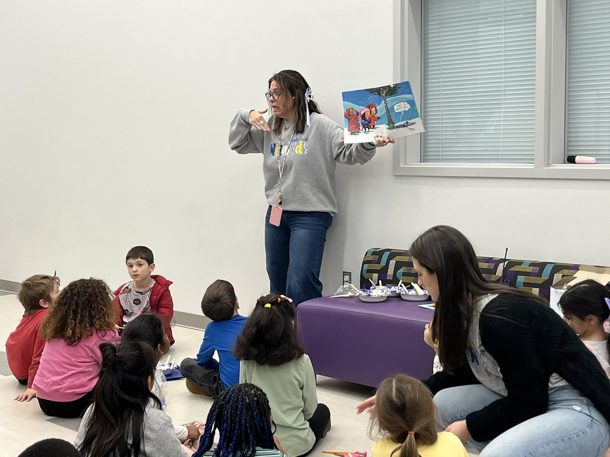 Kindergarten and firsties using our beautiful collab space for a fun read aloud and craft! <a href="/WoodsCreekES/">Woods Creek Wizards</a>  <a href="/stacyawilliams2/">Stacy Williams</a> is the best story teller!! ☃️❄️