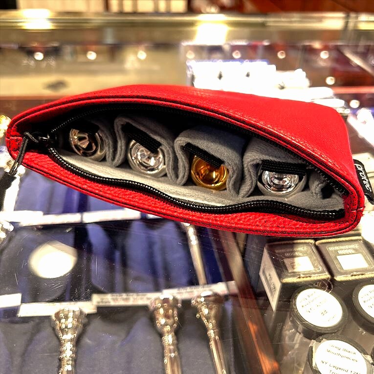 yamano_wind's tweet image. 【#トランペット】#PROTEC 
2024年12月に新登場した、PROTECの #マウスピースポーチ 在庫ございます🙆
4本収納可能なマウスピースポーチが新しく登場いたしました✨

チャックを開けるとすぐにマウスピースを取り出せて、4本入れてもきつくありません！
赤と黒の2色展開です🟥⬛

ぜひお試しあれ🤲