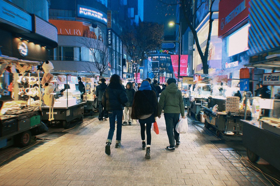 最近去韓國玩🇰🇷好開心
雖然只有6天（實際5天？）
雖然是陪家人一起跟團逛逛街
但是我覺得跟團可以省掉很多排行程的時間 還有可能去到要轉車好幾回才到得了的地方(｡ ́︿ ̀｡)
但是至少這幾天都玩的都很開心
（弘大逛的時間超少QAQ 很難過）
這也是跟團的缺點…時間無法自主安排
下次要去哪裡玩呢～好耶