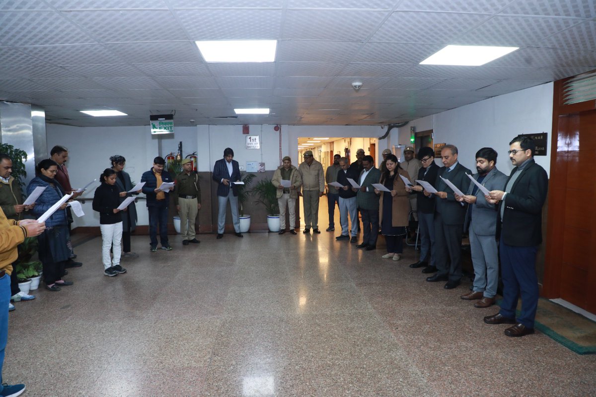 CgstDelhi's tweet photo. Officers of CGST Delhi North Commissionerate took the #Swachhtapledge on 16.01.2025, promoting Swachh Bharat Mission and Gandhian ideals of cleanliness, while inspiring citizens to adopt sustainable practices. https://t.co/ZJDZGFse9k