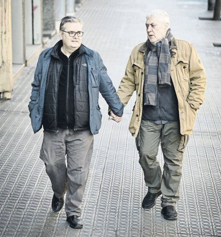 En Quim Monzó i en Sergi Pàmies passejant per Barcelona agafadets de la mà