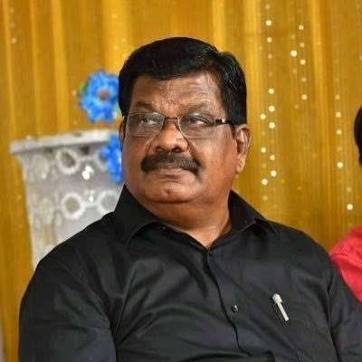 dvkperiyar's tweet photo. முற்றுகைப் போராட்டம் !

திராவிடர் விடுதலைக் கழகம் பங்கேற்கிறது !

பெரியாரிய உணர்வாளர்கள் கூட்டமைப்பின் சார்பில் அறிவிக்கப்பட்டுள்ள,
தந்தை பெரியார் குறித்து இழிவான பொய்களை பேசி வரும் சீமானின் வீட்டை முற்றுகையிடும் போராட்டத்தில் திராவிடர் விடுதலை கழகம் பங்கேற்கிறது.
கழகத் தோழர்கள் பெரும் திரளாக முற்றுகைப் போராட்டத்தில் கலந்து கொள்ளுமாறு அன்புடன் கேட்டுக் கொள்கிறோம்.

நாள் : 22.01.25 புதன்
நேரம் :  காலை 10 மணி
இடம் : நீலாங்கரை, சென்னை.

- கொளத்தூர் மணி,
தலைவர்,
திராவிடர் விடுதலைக் கழகம்
18.01.25