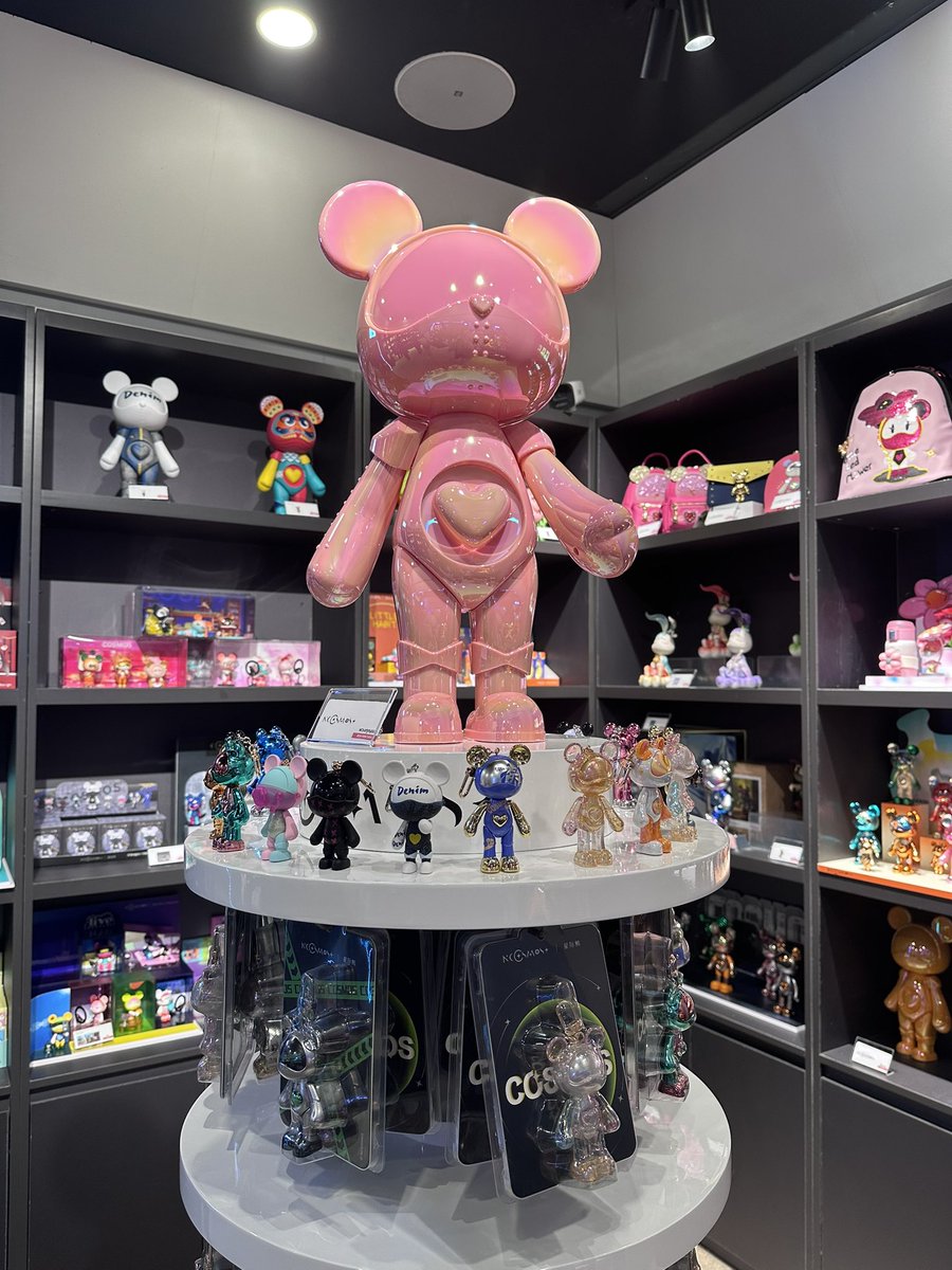 Sirikarnnink's tweet image. Super cute 

#cosmosbear #spacetimecube #seaconbangkae