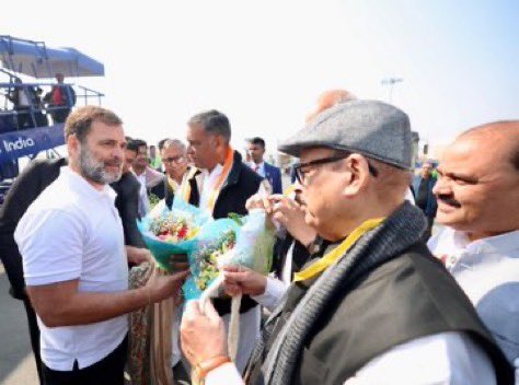 नेता विपक्ष श्री <a href="/RahulGandhi/">Rahul Gandhi</a> आज 'संविधान सुरक्षा सम्मेलन' को संबोधित करने पटना पहुंचे हैं। 

इस मौके पर बिहार कांग्रेस के वरिष्ठ नेताओं और कार्यकर्ताओं ने पटना एयरपोर्ट पर उनका आत्मीय स्वागत किया।

जय संविधान 🇮🇳
जय कांग्रेस ✋