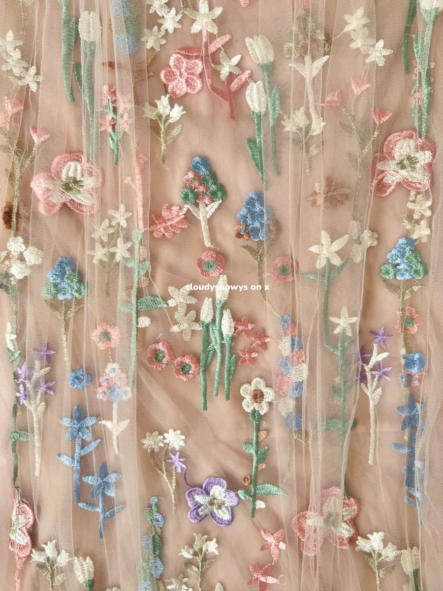 the prettiest dress i've ever seen...

ga expect lebih cantik dari foto katalognya, asli secantik itu &amp; ini punya brand lokal 🥹🌺

kepake buat lebaran/kondangan cakep!!!