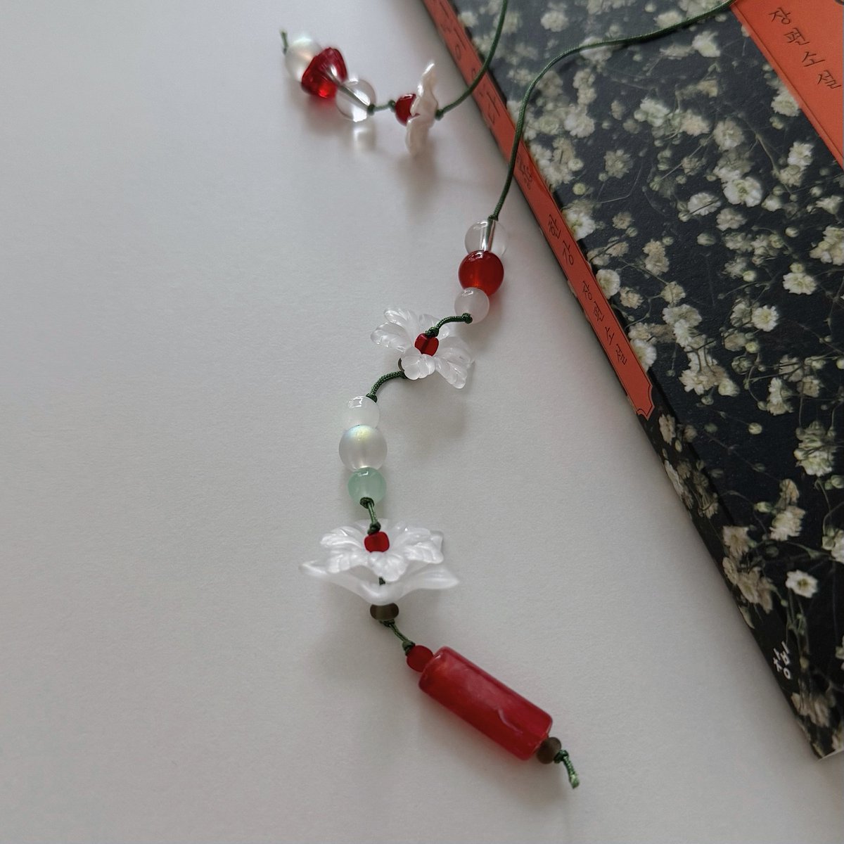 비즈 실물이 너무 예뻐.. 끈갈피 사길 너무 잘했잖아 📚