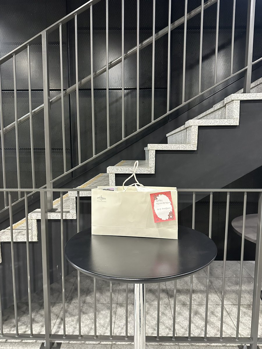 나눔 계단 앞 테이블에 배치했습니다
소진 후 쇼핑백 수거하겠습니다:)