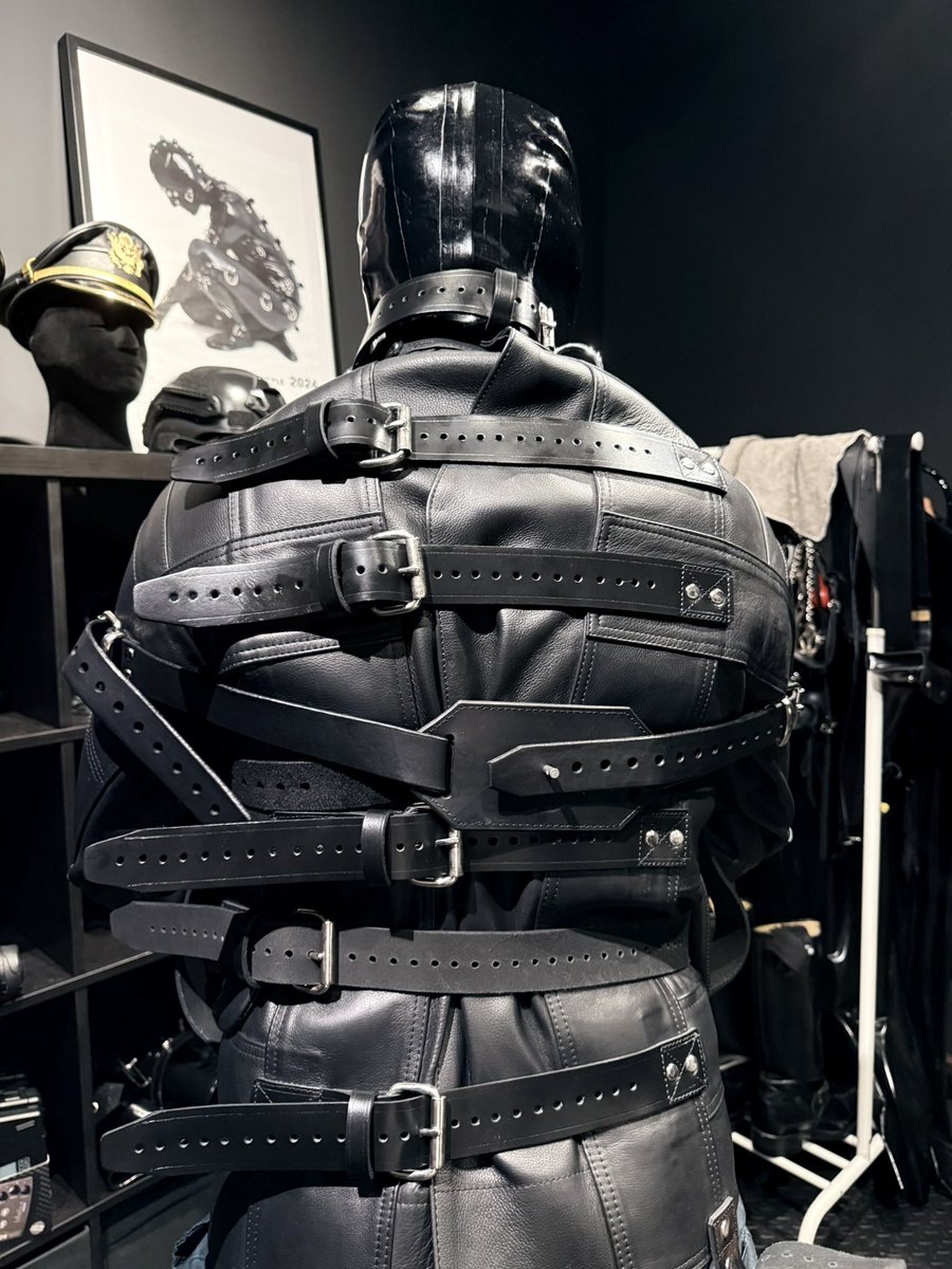Finally i got to test drive the straightjacket with pinion strap. Totally inescapable. Now its ready for the slave.😈