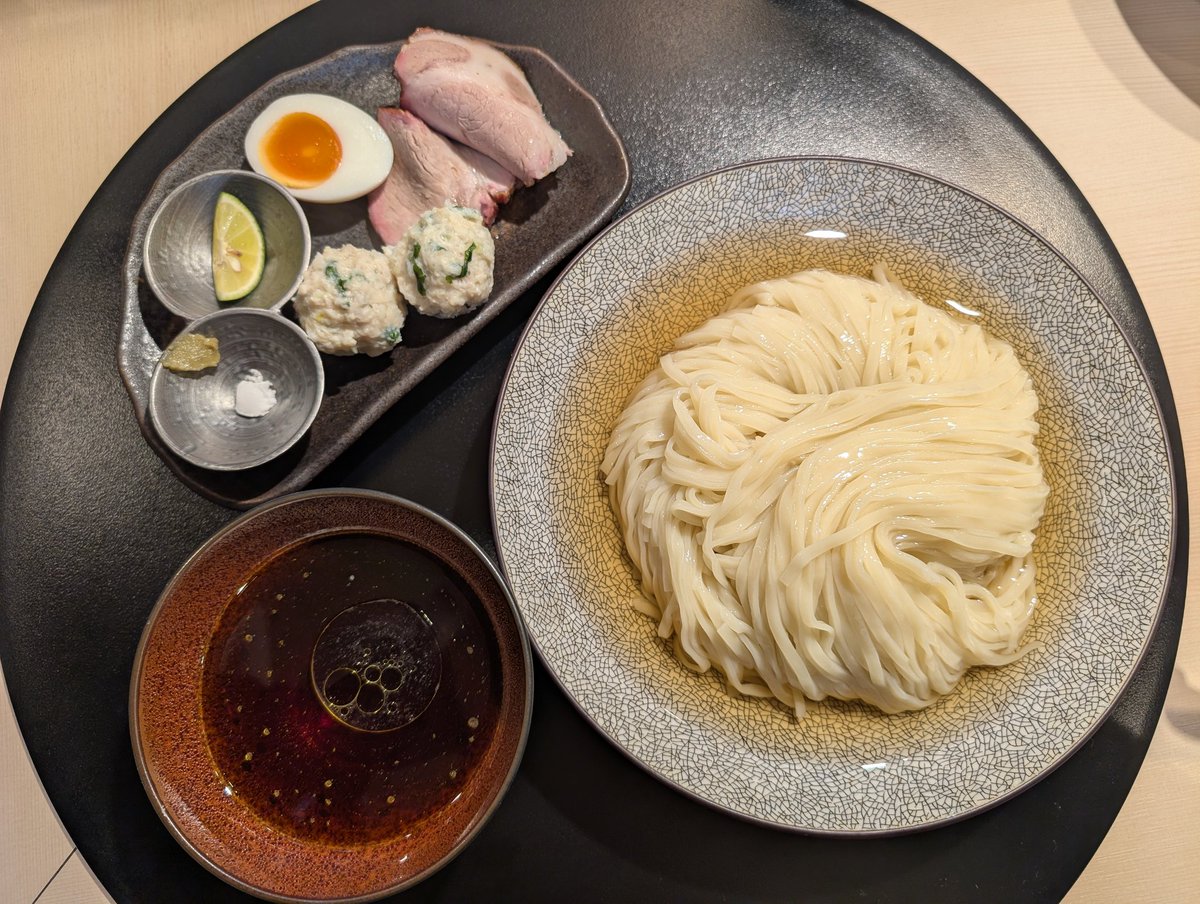 Televiken3rdGen's tweet photo. #中華蕎麦あお木
白醤油らーめん（柚子付）
黒豆茶香る昆布水つけ麺（黒）大
昭和の背脂中華そば（辛味噌&amp;タレ付）
焼豚丼トリプル
和え玉 全粒粉
amちょっと用あって13時直前に帰宅🏠🍜今日は上記三杯と大好きな焼豚丼に全粒粉の和え玉をチョイス💕本日も美味かった🥰✨昭和に背脂まぢうめぇ〜‼️‼️ https://t.co/2IdmWPe2zF