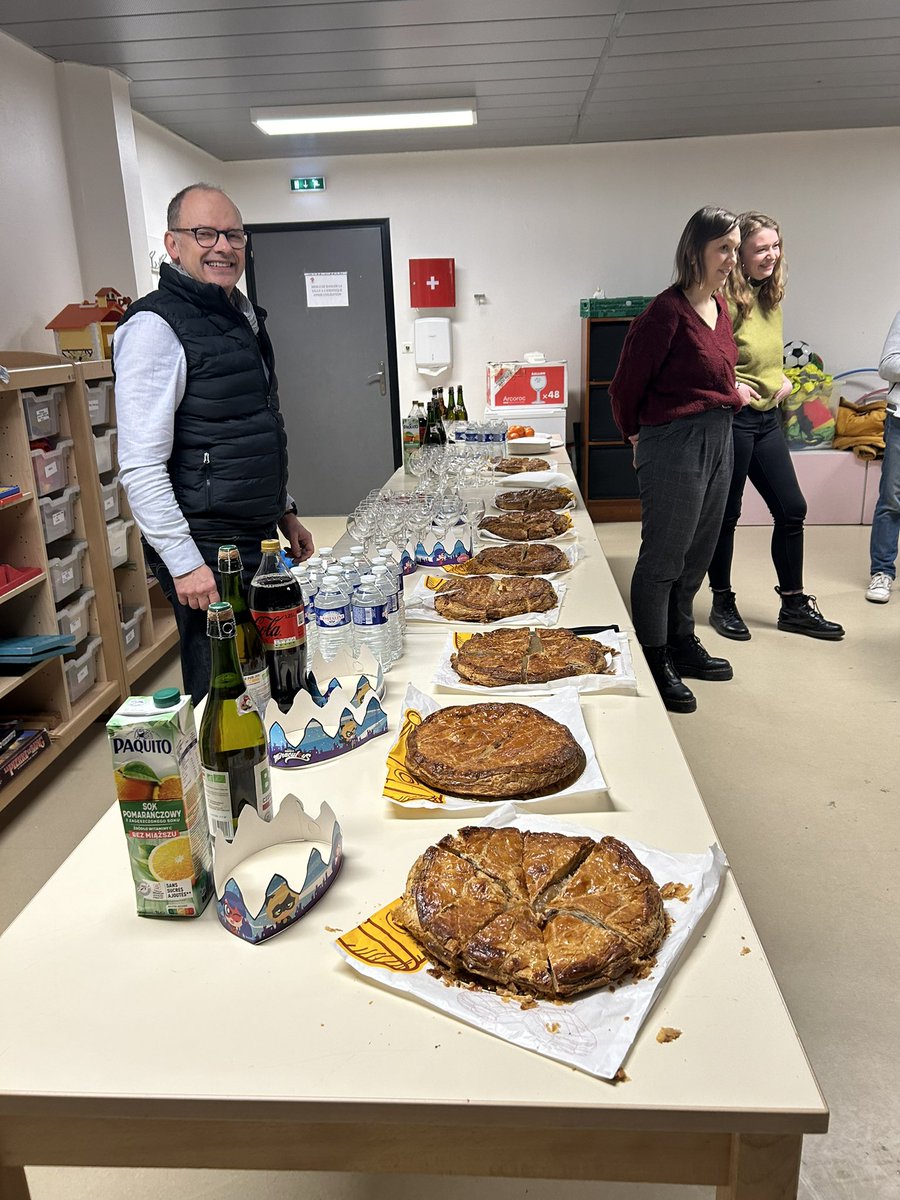 Au Centre Social :Galette des rois partagée entre tous les comités de gestion « projet intérêt collectif de #Lille au sein de notre maison de quartier . Une occasion d’échanger sur nos projets ! #Boisblancs #centresocial
