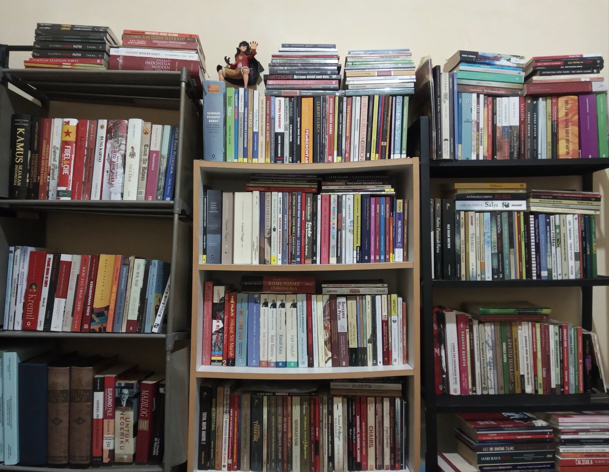 oharabook's tweet photo. Tiga rak buku koleksi pribadi mau dijual semuanya. Mencoba semuanya restart lagi dari awal. Genre; Filsafat, Sejarah, Sastra. Ada beberapa buku langka. Jika berminat, bisa melalui dm ya. Terima kasih warga² yg turut menyebarkan.  

• Harga 34jt 
345 buku original

~Utas Rak Buku https://t.co/uCbumwHEpP