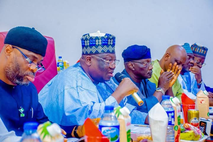 JamesDa34153997's tweet photo. BUDGET DEFENSE SESSION FOR THE MINISTRY OF DEFENSE AND ALL DEFENSE ESTABLISHMENTS OF THE FEDERAL REPUBLIC OF NIGERIA SEN. AHMED LAWAN AND @SenAmosYohanna ARE IN ATTENDANCE WITH OTHERS https://t.co/po0sSW7BZv