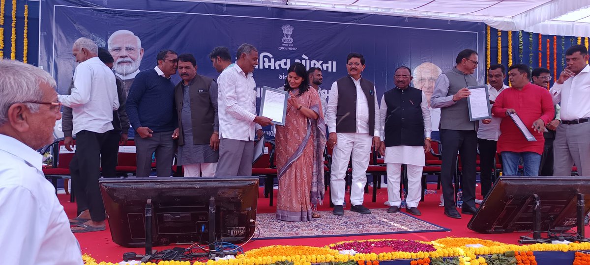 ddo_mehsana's tweet photo. આજ રોજ બેચરાજી તાલુકાના રણેલા ગામે જિલ્લા કક્ષાનો પ્રોપર્ટીકાર્ડ વિતરણ કાર્યક્રમ યોજાયો.

#SVAMITVA
#ThankYouPM
#PM_SVAMITVA 
@CMOGuj 
@CollectorMeh 
@PMOIndia 
@irushikeshpatel
@GujPRHDept 
@GujDCoffice https://t.co/nXPwM2NHYy