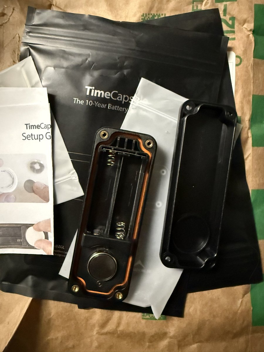 YS_GSX_S1000GT's tweet photo. Apple air tag 10年ケースを購入

Amazon日本では昨年12月発売で直ぐに在庫切れ、AmazonUSAには在庫有りなので、注文すると1週間で届いた

電池交換は約10年

GTの盗難防止で仕込んでますが、毎年電池交換だったが、10年ケースなので、かなり深い部分にケースを仕込ませました。防水仕様なので安心です https://t.co/A126k6f0pP