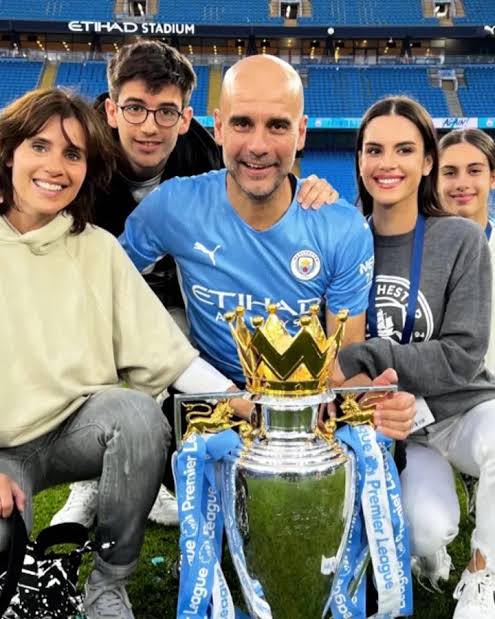 SiaranBolaLive's tweet photo. Pep Guardiola telah menuntaskan perceraiannya. Laporan mengatakan ia kehilangan rumah besar terbesarnya di Manchester dan setengah dari kekayaannya, dengan sebagian besar propertinya kini diberikan kepada istri dan anak-anaknya.

Istrinya mengklaim Pep terlalu fokus pada sepakbola dan tidak punya waktu untuk keluarga. Pep meninggalkan pengadilan sambil menangis. 

Keep Strong Pep menghadapi momen sulit ini 😔.
Via @FootballFactly

Moral Story: Uang bisa membeli segalanya tapi uang bukan segalanya

Man City utang banyak sama Pep 🥀