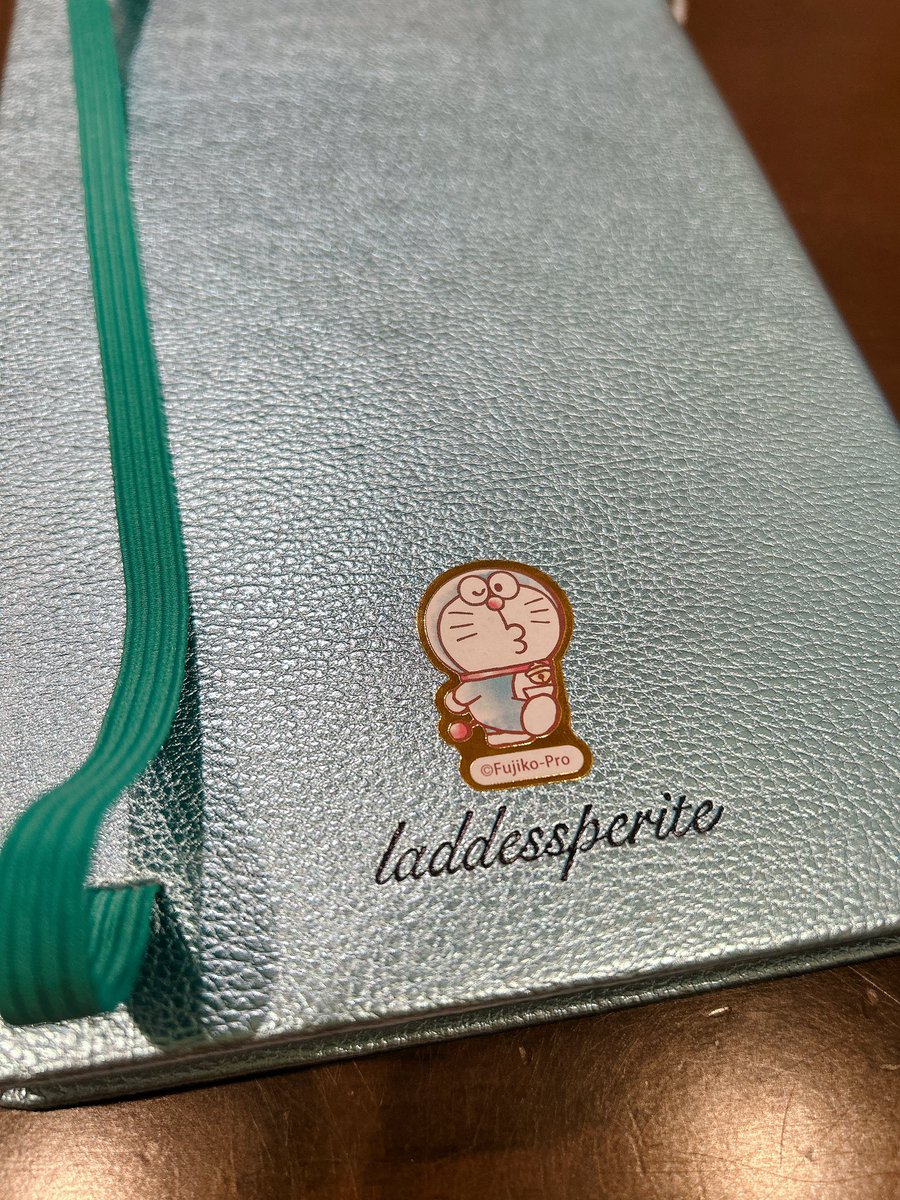 今使っているお気に入りノートの表と裏😆
ドラちゃんのシールはDAISOさんので発見！
かわいくてめちゃくちゃお気に入りです✨ 

表紙の文字は「いい波動だけ」

誰かの言うことや外側からの情報ではなく
自分が感じることを何よりも大切にしたい

#ドラえもん
#DAISO