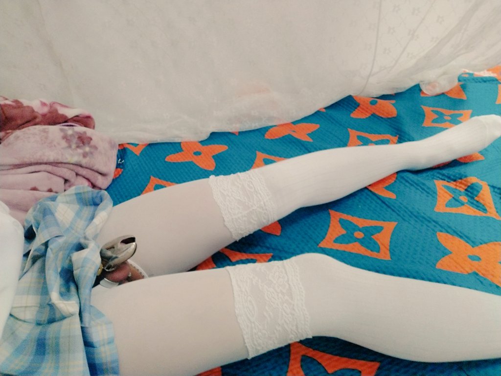 CISxiaoxue's tweet photo. 大家好久不见(=^ω^=) 小雪终于放寒假了，(其实上周就放了，不过这周才刚忙完)也就是说小雪有时间去更新和聊天啦！小雪希望大家能多找找小雪聊天，小雪都会回复的ww 今天久违的戴上锁了，可是下面太敏感戴不了平板锁，只能先用这个将就一下了ww #伪娘 #伪娘的日常 #男娘 #露出 https://t.co/MxUzDmXC8V