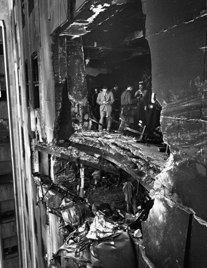 OpenSky_News's tweet photo. The aftermath from a B-25 bomber crashing into the Empire State Building, 1945. https://t.co/rAItJYGpmh
