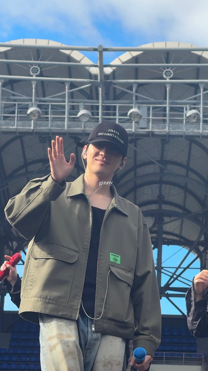 sakin sya nakatingin okay?!!! 🤨😌