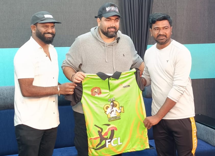 kolaraksss's tweet photo. ಫ್ಯಾನ್ಸ್ ಕ್ರಿಕೆಟ್ ಲೀಗ್ 12ನೇ ಆವೃತ್ತಿ ಟ್ರೋಫಿಯನ್ನು ಮತ್ತು ಜರ್ಸಿಯನ್ನು ನಿರ್ದೇಶಕರಾದ @TharunSudhir ಅವರು ಅನಾವರಣಗೊಳಿಸಿದ್ದರು.
@KicchaSudeep
@MaluruShashi
#ಕಿಚ್���ಸುದೀಪ #kichchasudeepa #sudhir #tharunsudhir #malurushashi #fcl #fcl12 #KicchaSudeep𓃵 #anandsportsindia #kolara #kolaraksss https://t.co/ZUSvPYpLAi