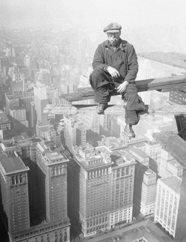 OpenSky_News's tweet photo. A construction worker takes a break from building the Chrysler Building, New York, 1930. https://t.co/buiqSu5Hhp