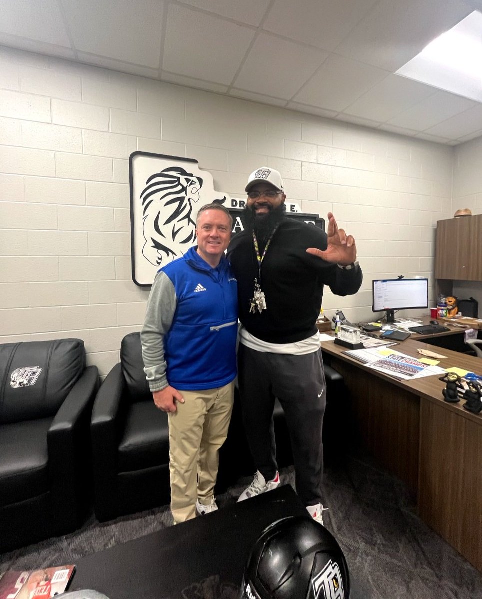 BrianRandle40's tweet photo. Huge S/o To Texas A&amp;M University-Kingsville Head Coach Scott Parr!! Thank you for stopping by the Den and recruiting @RandleHS @RandleFootball The program is in good hands with @coachscottparr8 @JavelinaFB Thanks Coach!! #StateChamp #RVE #Hoggs https://t.co/KneRBcL6ea