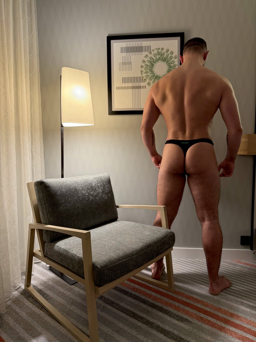 Rex_the_Hound's tweet photo. WYD when flight is cancelled and you’re stuck at Sheraton…? Make use of the objects 😈

#buff #gaybuff #gaymuscle #gayjock #gayfit #gaybeard #gaythong #muscle #thong #musclesub #gaybull https://t.co/L3hbtbZ2kp