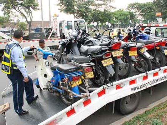 El Alcalde los Ricos de cali.

Mientras <a href="/AlcaldiaDeCali/">Alcaldía de Cali</a> en cabeza de su alcalde <a href="/alejoeder/">Alejandro Eder</a> benéfica con el no pago de impuestos al <a href="/Clubcampestre/">Club Campestre</a> donde se reúnen sus amigos mega millonarios.

Por otro lado persigue a los más pobres. A quienes dependen de un vehículo para llevar