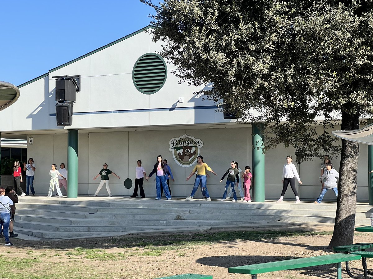 JustinYag3r's tweet photo. Mr.C and Mrs. Janine do an amazing job at SCA Mathew giving Ss the opportunity to participate in team activities during the Ss lunch break. It brings me joy to hear them have fun and make great memories spending quality time with their friends. #SCAMathew SCABears #burtonschools https://t.co/VRLdYMypGP